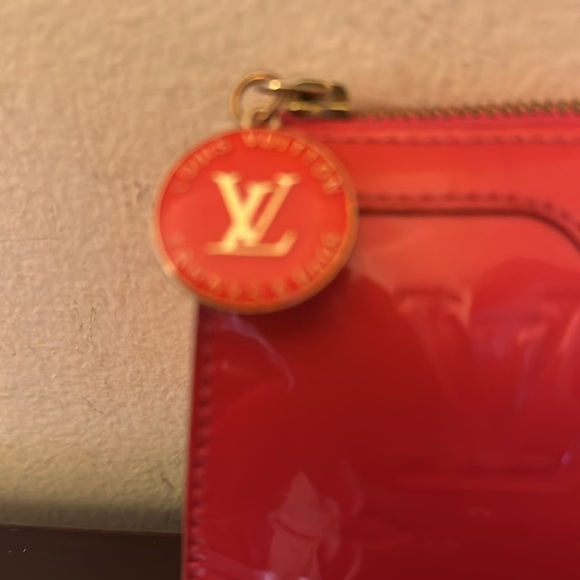 Louis Vuitton red Vernis pouch. Color transfer on back. See pictures!! - Picture 6 of 7